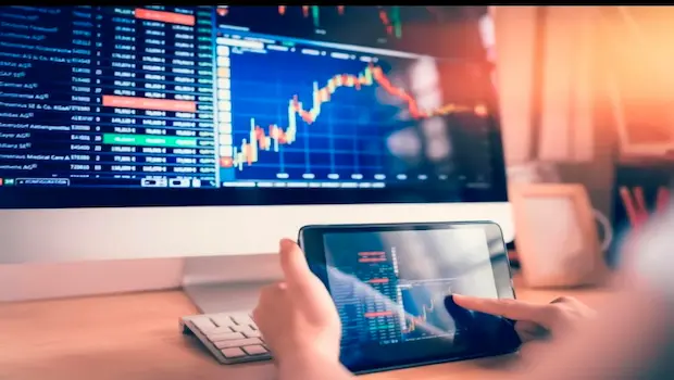 صورة مقال الاقتصاد العالمي يتجاوز الضغوط وسط تحذيرات مستمرة