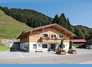 Begrüßung und Ortsführung mit verschiedenen Ausstellungen im Dorfhaus