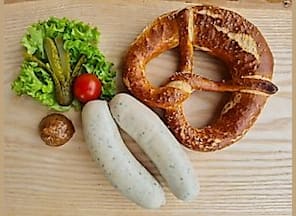 Weißwurst Essen im Dorfladen Ofterschwang