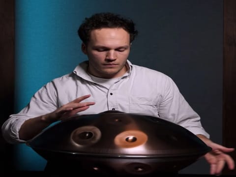 ANFÄNGER HANDPAN-WORKSHOP MIT LOUIS L.