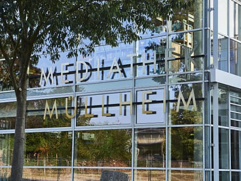 Mediathek im Dunkeln mit Sternengeschichte