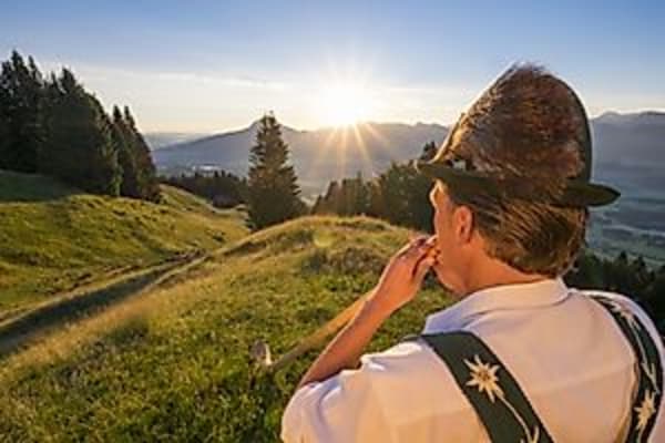 Weißwurst-Frühschoppen mit Alphornblasen in Ofterschwang