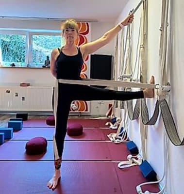 Yoga an den Wandseilbändern