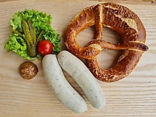 Weißwurst Essen im Dorfladen Ofterschwang