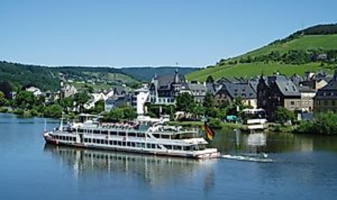 Weinerlebniswanderung mit Winzeressen, Weinprobe und Schiff