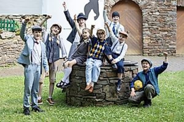 Theateraufführung der Freilichtbühne Schuld "Emil und die Detektive"