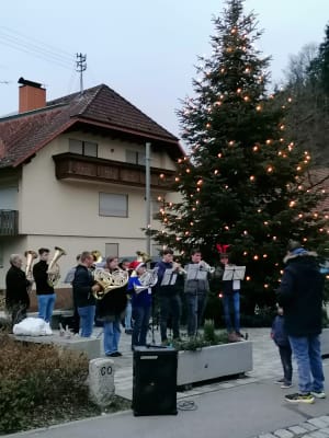 Weihnachtslieder unterm Christbaum