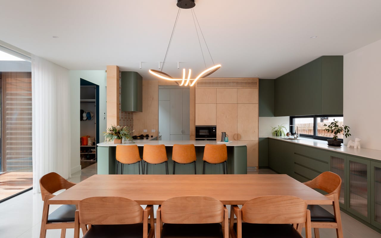 Mahogany House: Renovación multigeneracional con alma natural | ideasDi ...