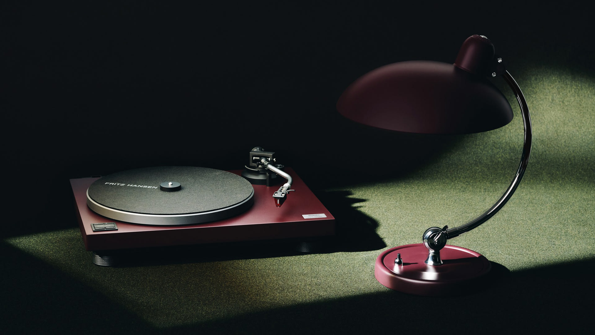 Technics x Fritz Hansen: lámpara y tocadiscos en burdeos