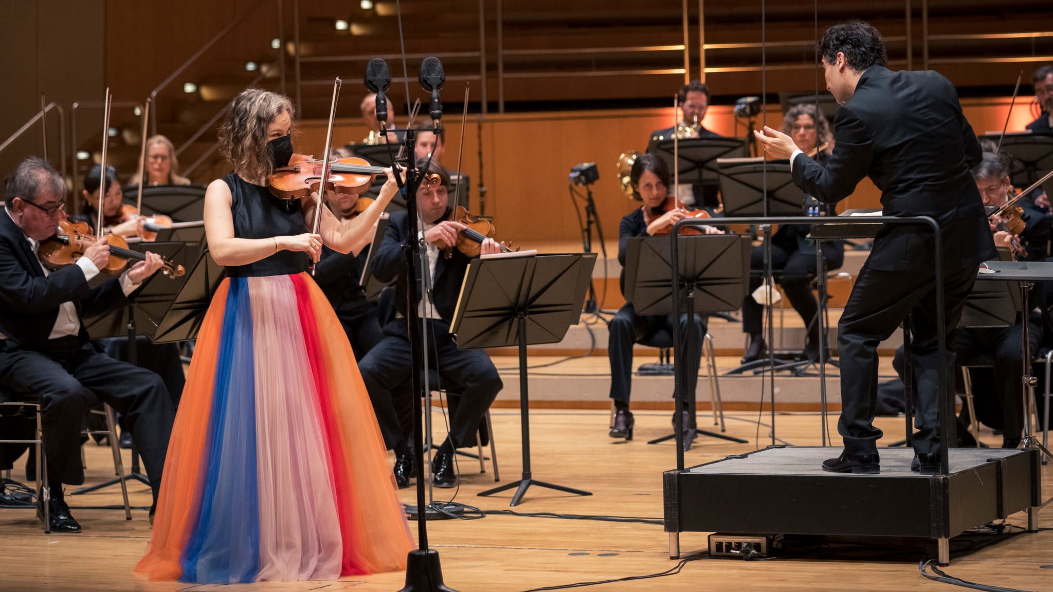 Listen to Tchaikovsky / Higdon Violin Concertos by Hilary Hahn, Royal