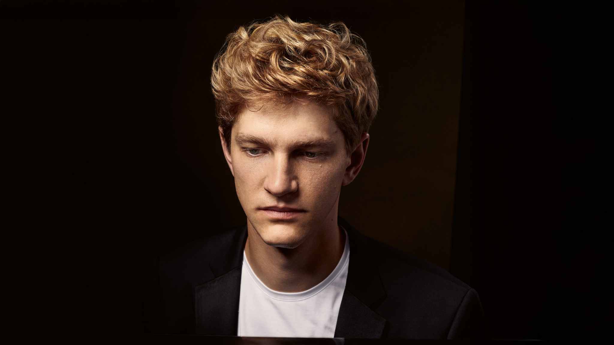 Jan Lisiecki & Vasily Petrenko: Mozart & Elgar