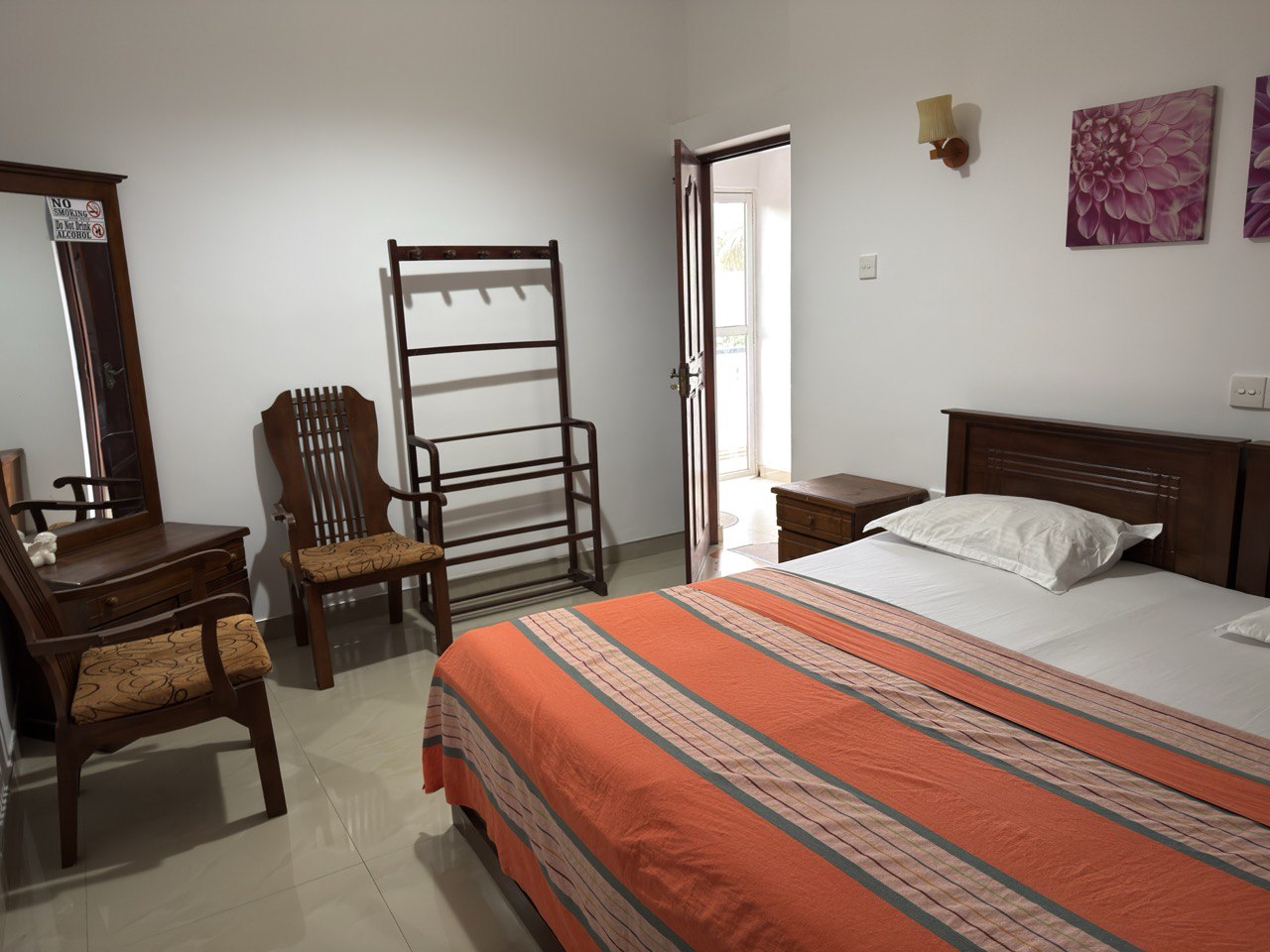 Standard Double AC - Comfortable hotel room in Aluthgama, Sri Lanka for short and long stays