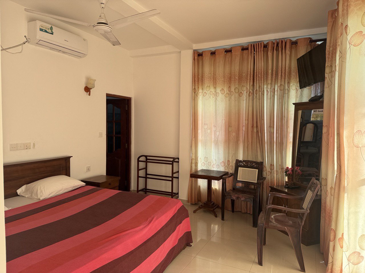Deluxe Double AC - Comfortable hotel room in Aluthgama, Sri Lanka for short and long stays