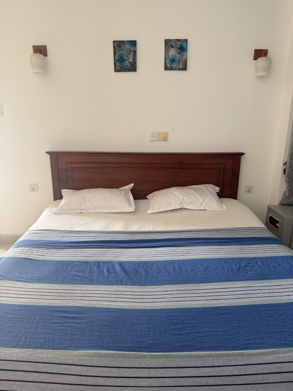 Double Non AC Room - Comfortable hotel room in Aluthgama, Sri Lanka for short and long stays