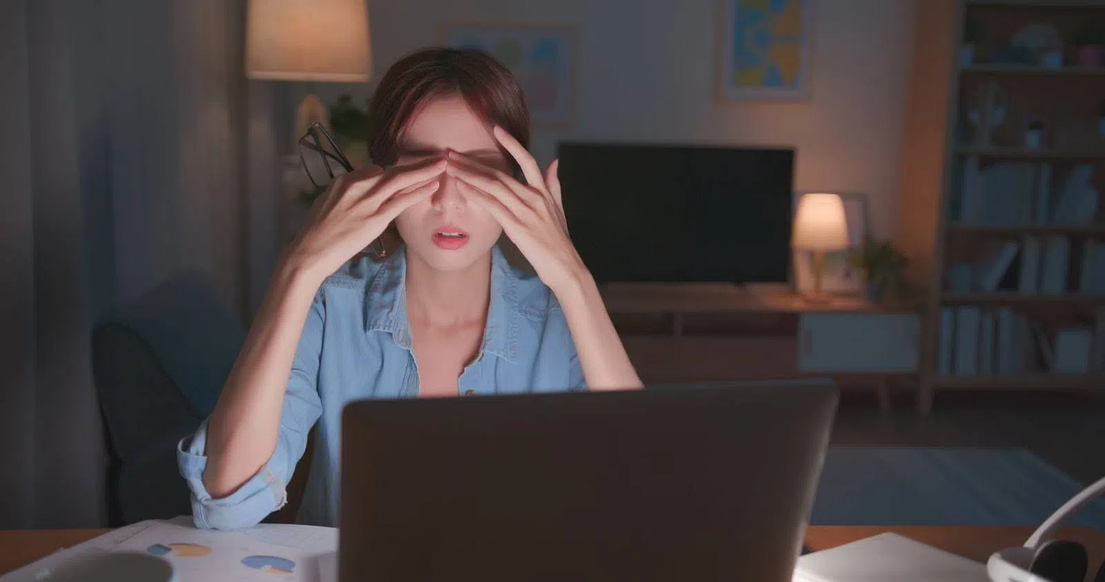 12 tiếng mỗi ngày nhìn màn hình, đôi mắt đang phải chịu đựng điều gì?