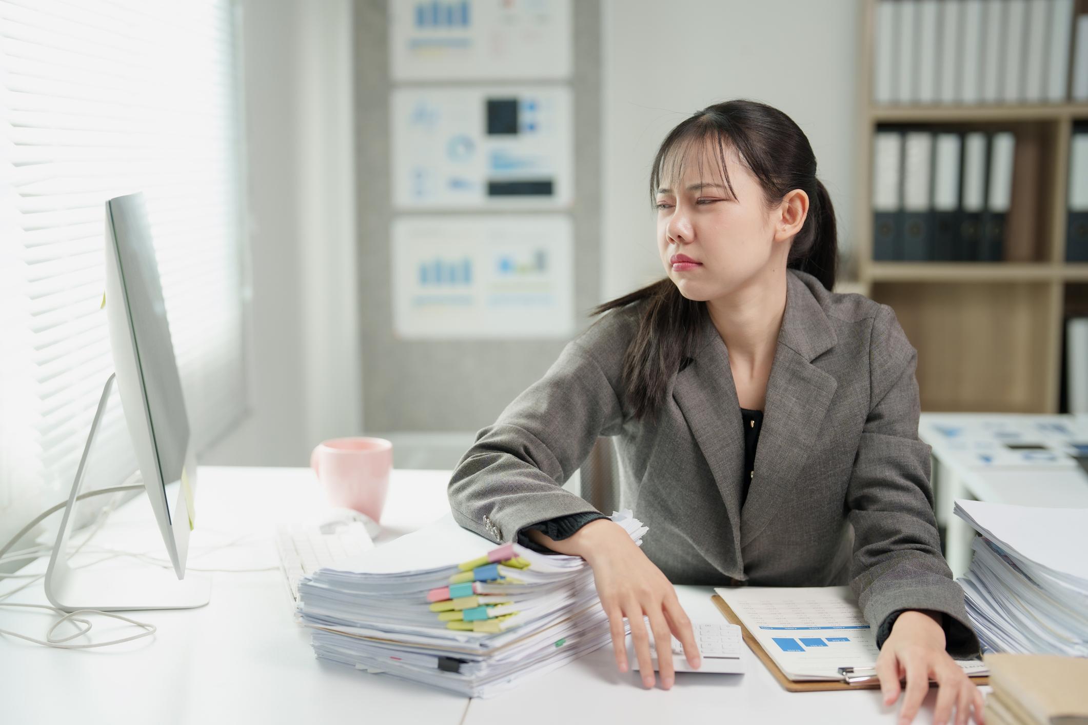 Tại sao chưa xong việc mà mắt đã díu lại?