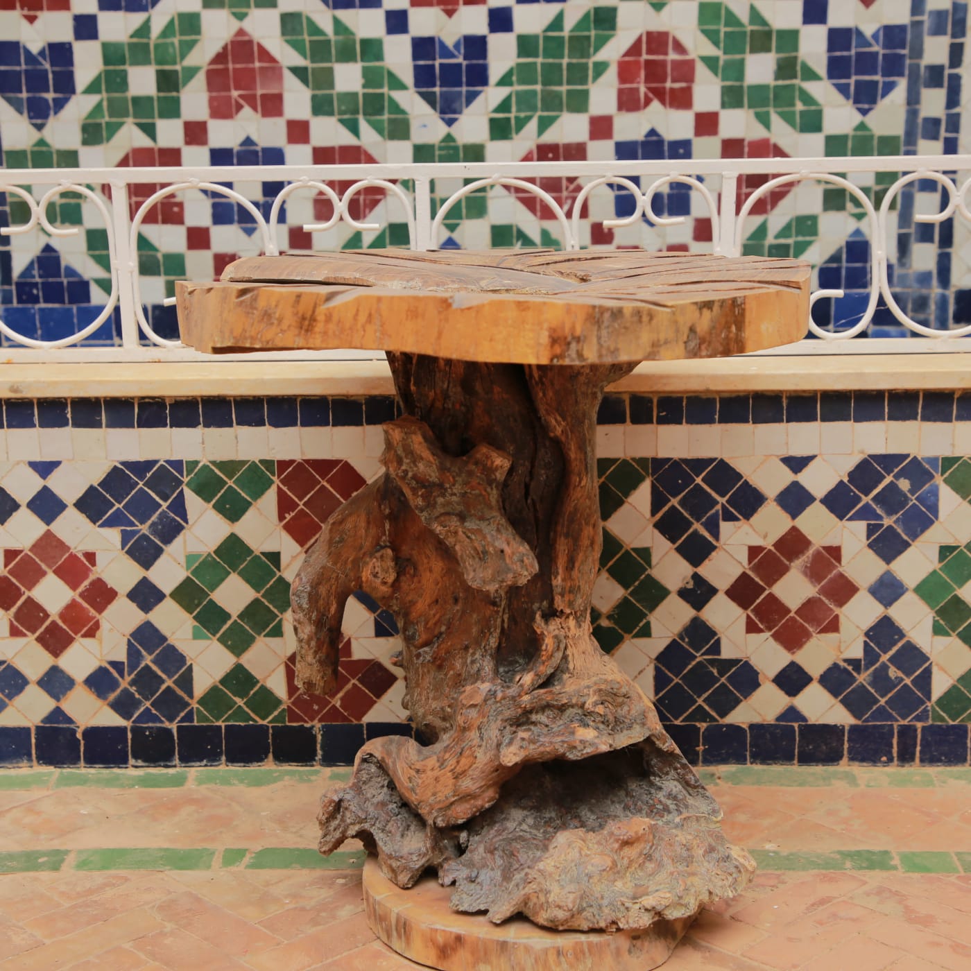 Table racine Cèdre d’El Hajeb – Socle sculptural et plateau géométrique — vue 1