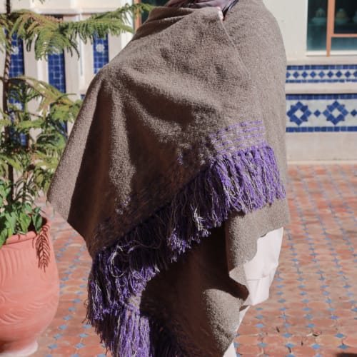 Cape-châle du Moyen Atlas – Taupe minéral & franges violettes — vue I