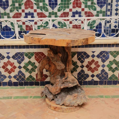 Table racine Cèdre d’El Hajeb – Socle sculptural et plateau géométrique — vue I