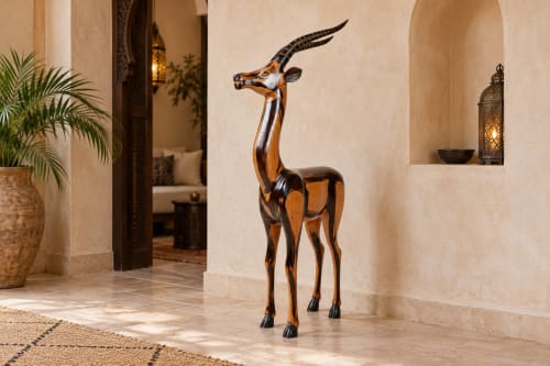 Gazelle sculptée Cèdre d’Azrou – Ligne élancée et finition contrastée — vue II