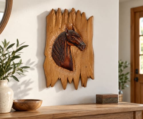 Panneau cheval Cèdre d’Azrou – Relief équestre sur fond clair sculpté — vue I