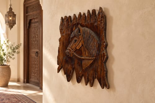 Panneau cheval Cèdre d’Azrou – Relief équestre finition foncée — vue II