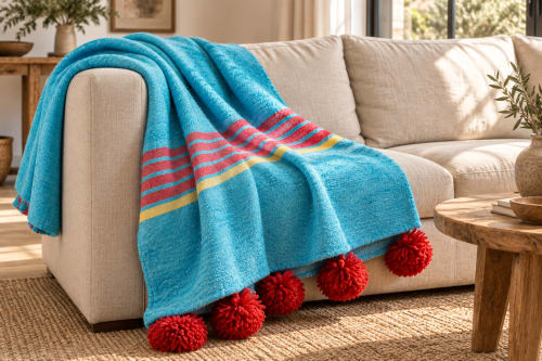 Plaid du Moyen Atlas – Bleu turquoise & pompons rouges — vue I