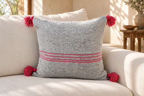 Coussin du Moyen Atlas – Gris perle à fines lignes roses — vue I