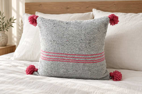 Coussin du Moyen Atlas – Gris perle à fines lignes roses — vue II
