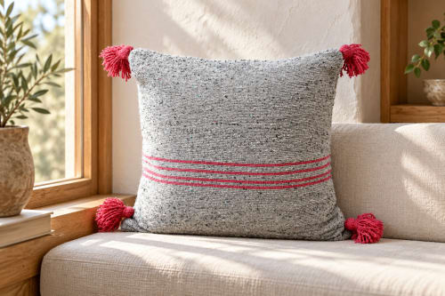 Coussin du Moyen Atlas – Gris perle à fines lignes roses — vue III