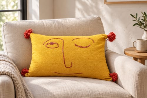 Coussin du Moyen Atlas – Soleil jaune, visage brodé — vue III