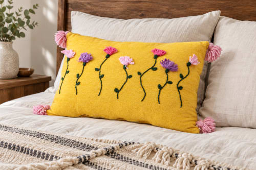 Coussin du Moyen Atlas – Jardin jaune brodé — vue II