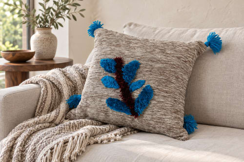 Coussin du Moyen Atlas – Fleur bleue en relief — vue I