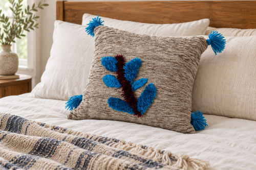 Coussin du Moyen Atlas – Fleur bleue en relief — vue II