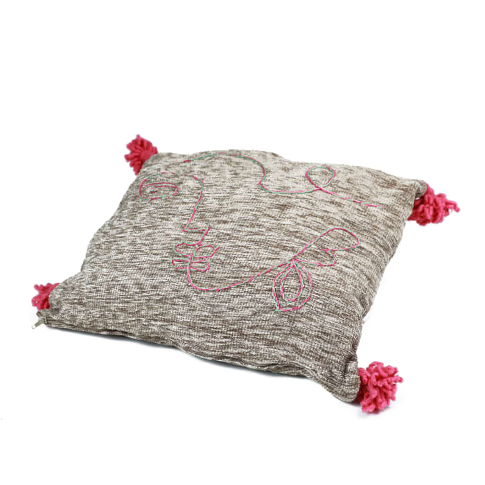Coussin du Moyen Atlas – Visage abstrait brodé