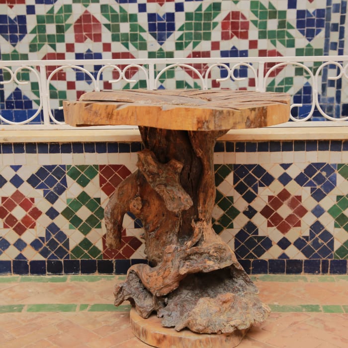 Table racine Cèdre d’El Hajeb – Socle sculptural et plateau géométrique