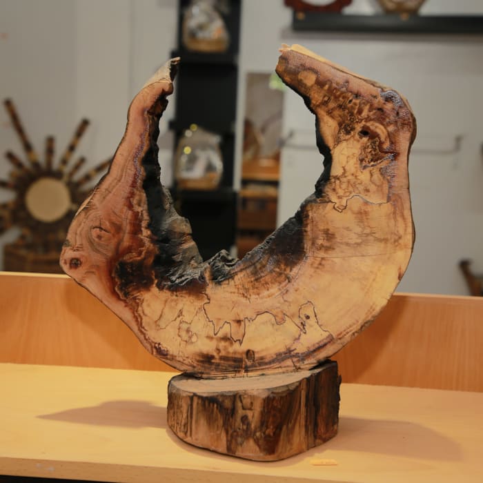 Sculpture croissant Cèdre d’El Hajeb – Demi-lune naturelle et traces brûlées