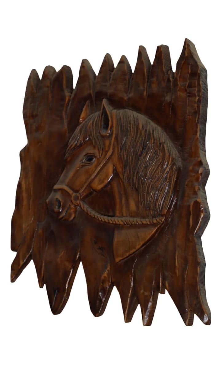 Panneau cheval Cèdre d'Azrou – Relief équestre finition foncée