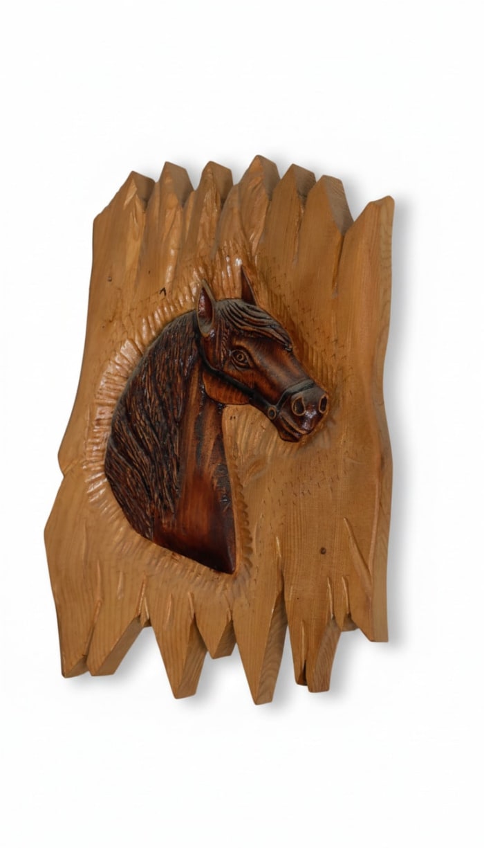 Panneau cheval Cèdre d'Azrou – Relief équestre sur fond clair sculpté