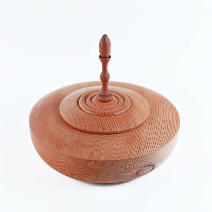 Boîte ronde en bois d’Azrou – Couvercle tourné et cernes du Moyen Atlas