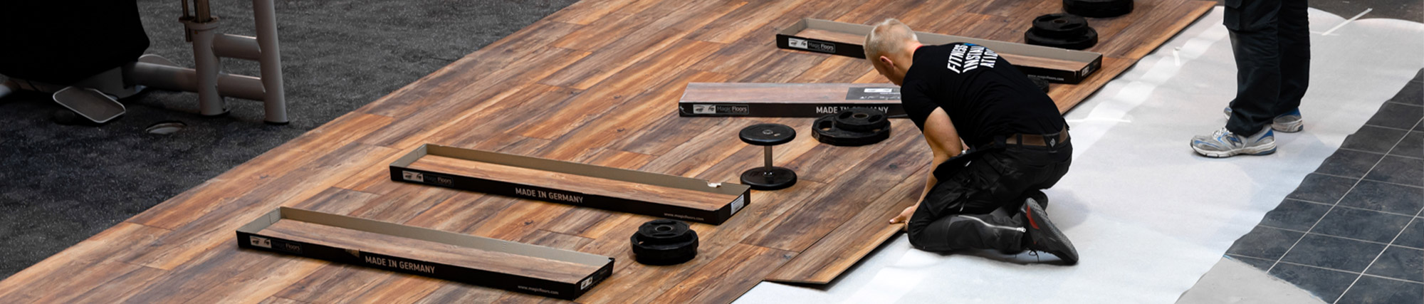 Fitness Installations monteur aan het werk in een professionele fitnessruimte