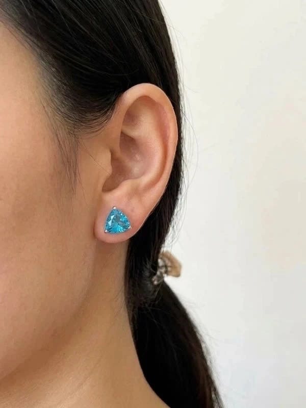Pues d'oreilles triangle saphir bleu