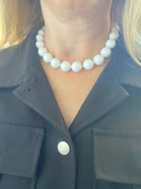 Collier perles blanches acryliques 1