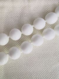 Collier perles blanches acryliques 2