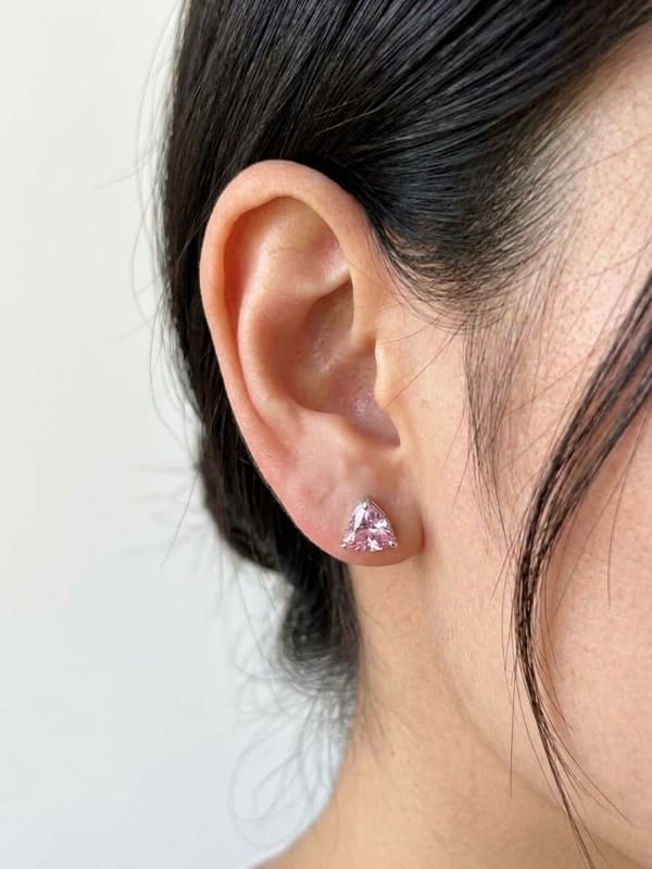 Puces d’oreilles saphir rose triangle