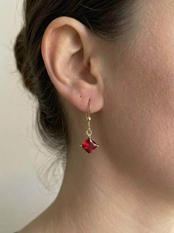 Boucles d’oreilles carrées rubis