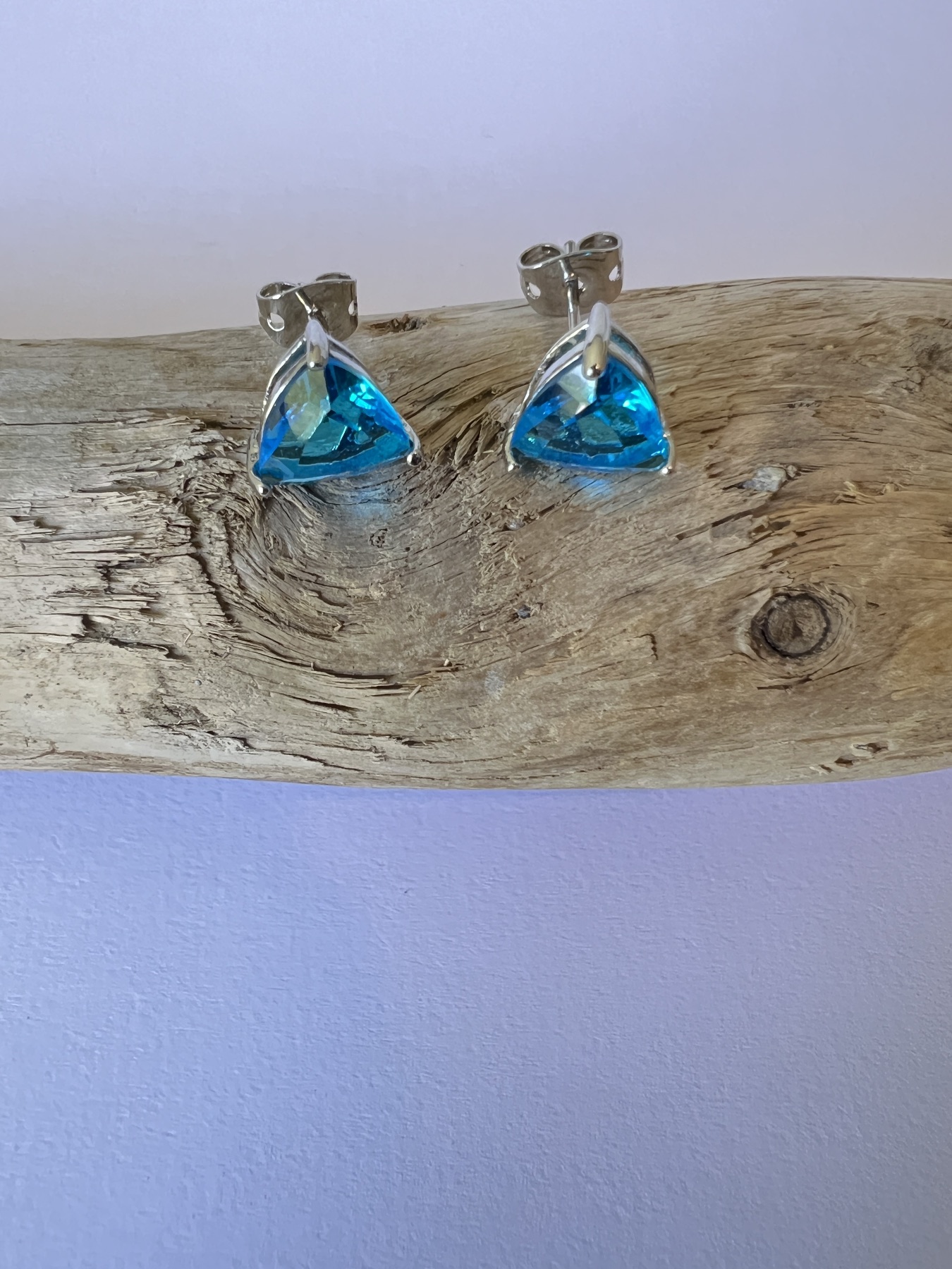 Puces d’oreilles argentées saphir bleu triangle 