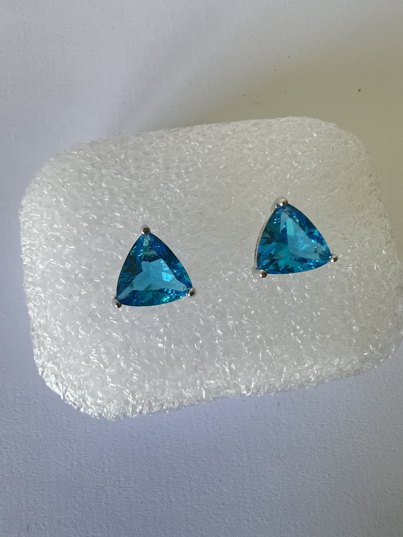 Puces d’oreilles argentées saphir bleu triangle  2