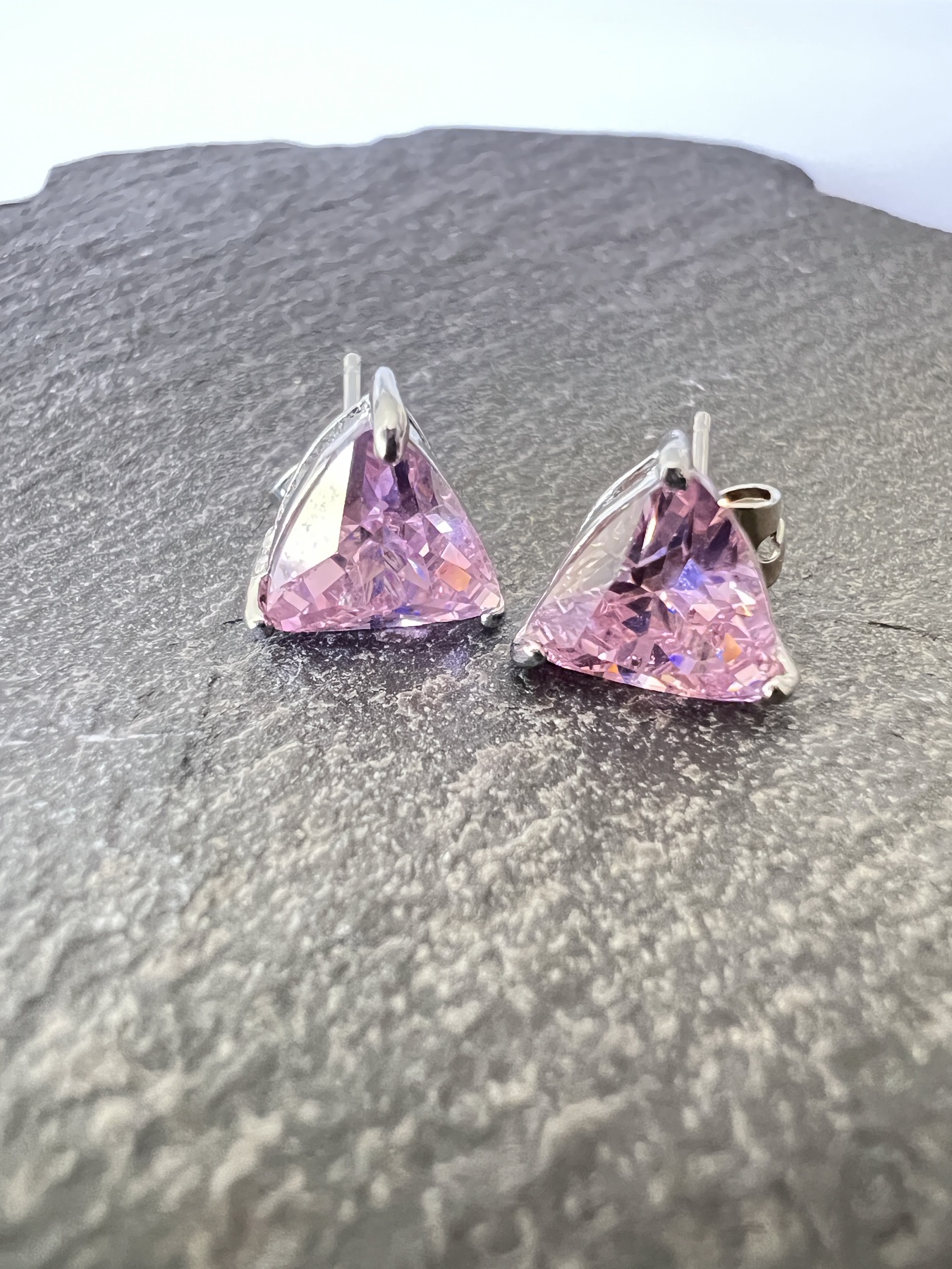 Puces d’oreilles max argentées saphir rose triangle