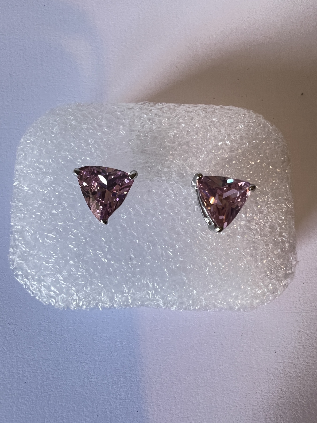 Puces d’oreilles max argentées saphir rose triangle  2